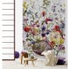 Ambiente decorado com painel fotográfico com imagem de flores coloridas